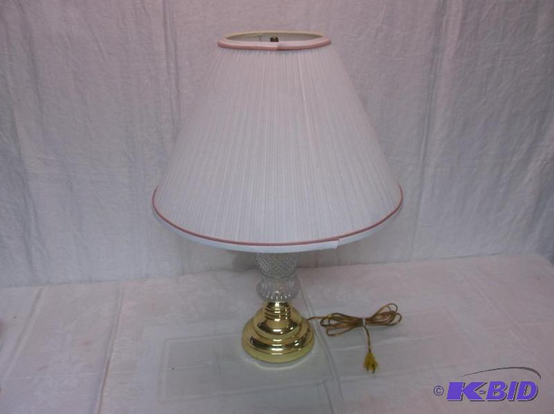 lot 64 image: Nice lamp measuring 25 14" H in great u...
