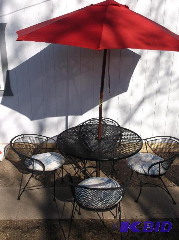 lot 87 image: Very nice rod iron patio set table measuring&...