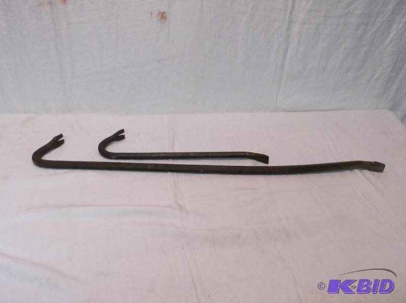 lot 93 image: Lot with 2 crowbars....