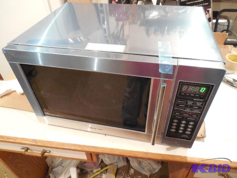 lot 14 image: NEW - Magic Chef MCD1311ST 1.3cf 1000W S-Steel Microwave