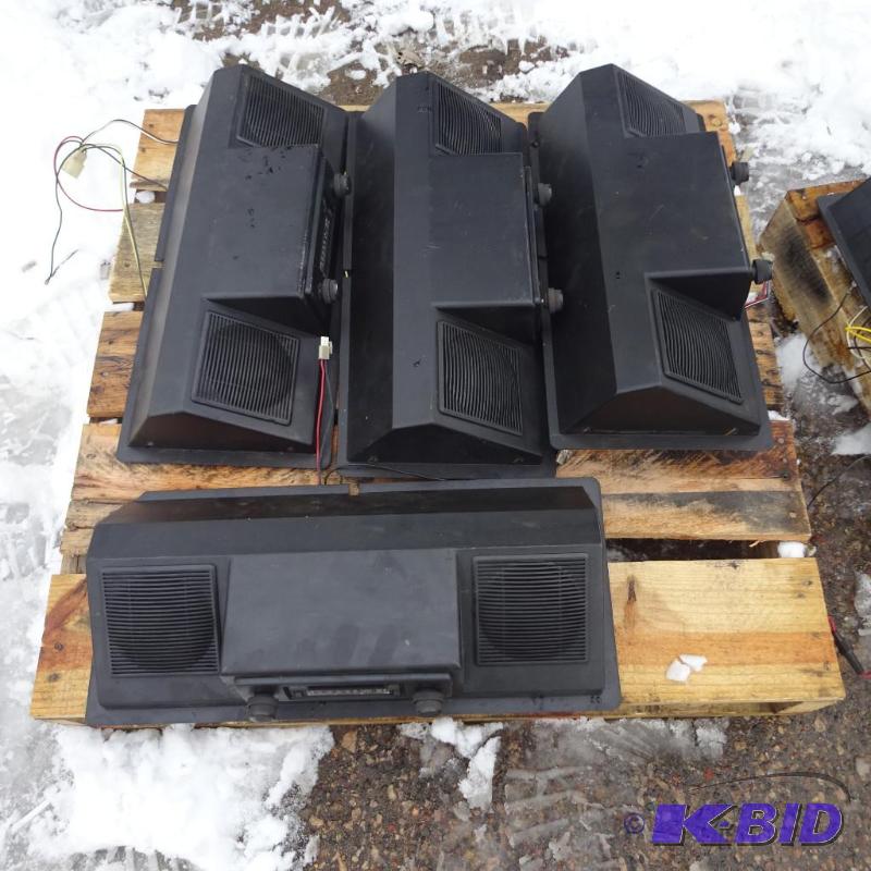 lot 13 image: Universal radio set. AM FM Radio. 2 speakers....