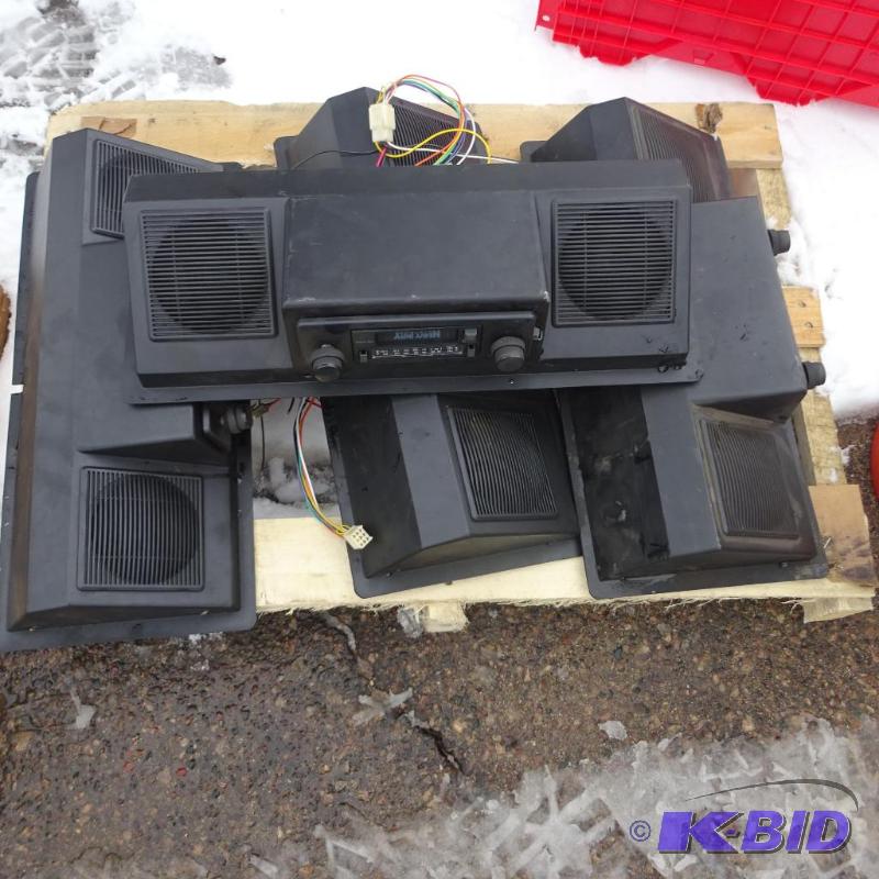 lot 15 image: Universal radio set. AM FM Radio. 2 speakers....