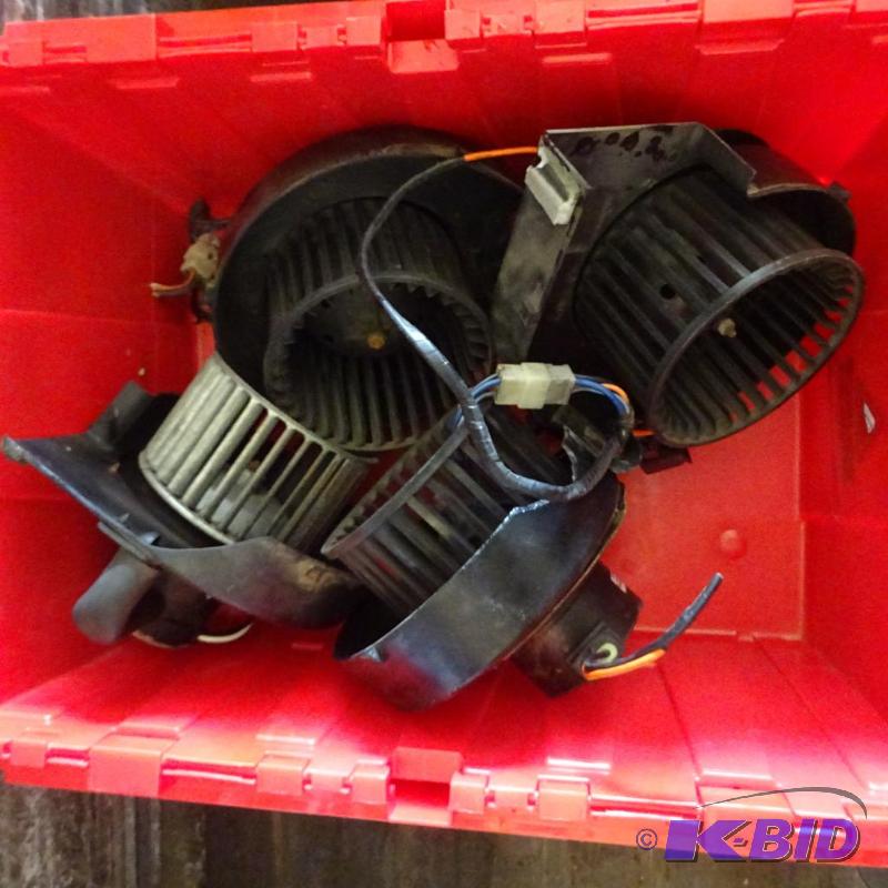 lot 24 image: 4 utilimaster blower motors. Includes squirre...