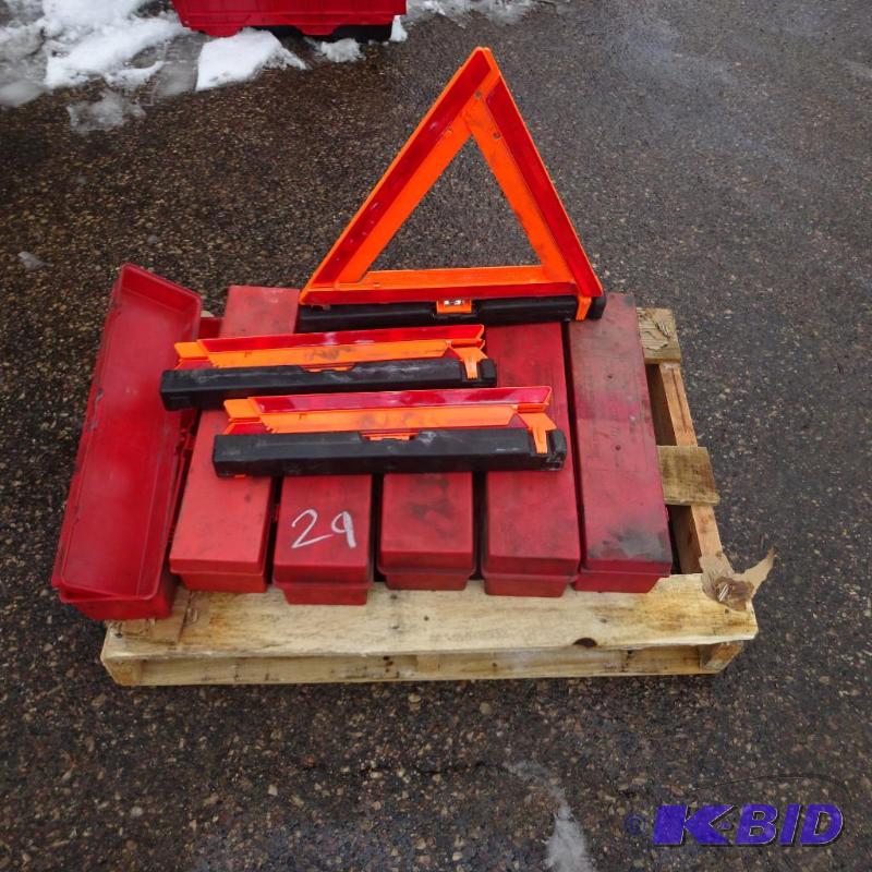 lot 29 image: 6 safety triangle sets. Complete...