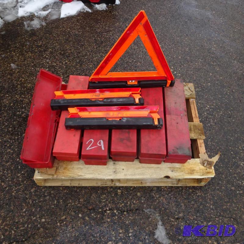 lot 30 image: 6 safety triangle sets. Complete...