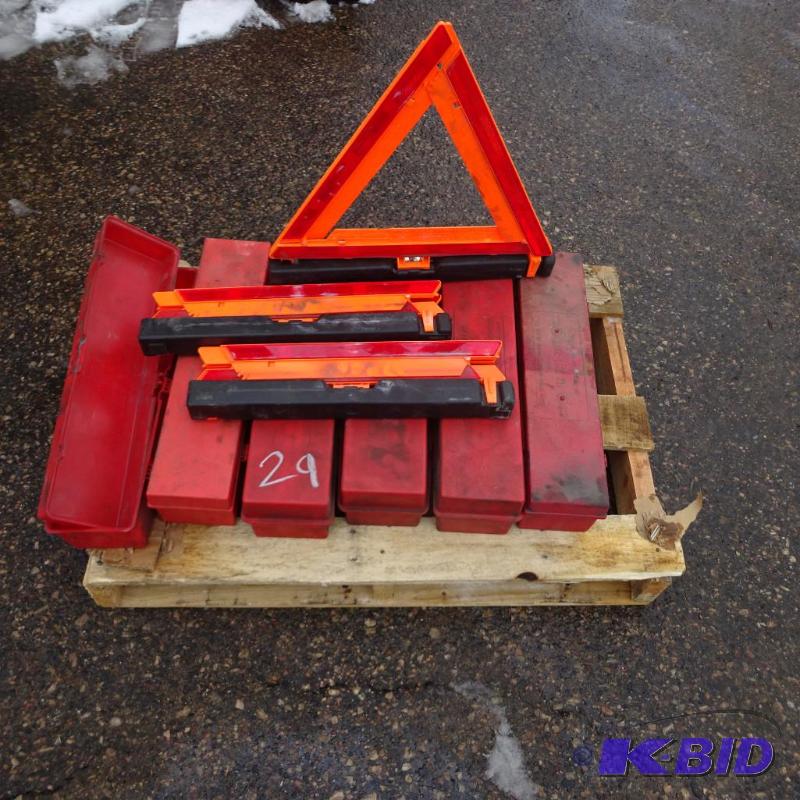 lot 31 image: 6 safety triangle sets. Complete...