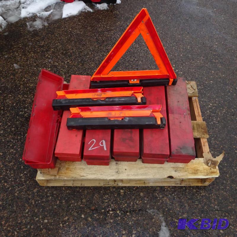 lot 32 image: 6 safety triangle sets. Complete...