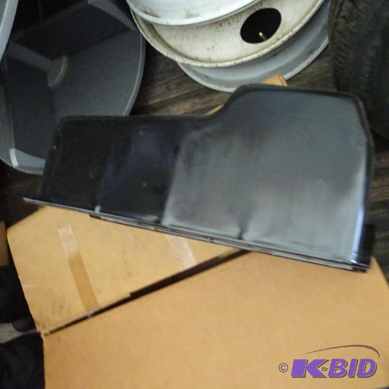 lot 40 image: International oil pan. New. 1830838C91. 444E...