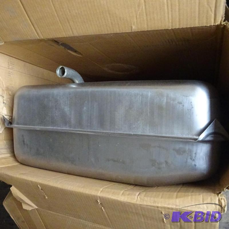 lot 45 image: New gas tank. Spectra premium. GM14D...