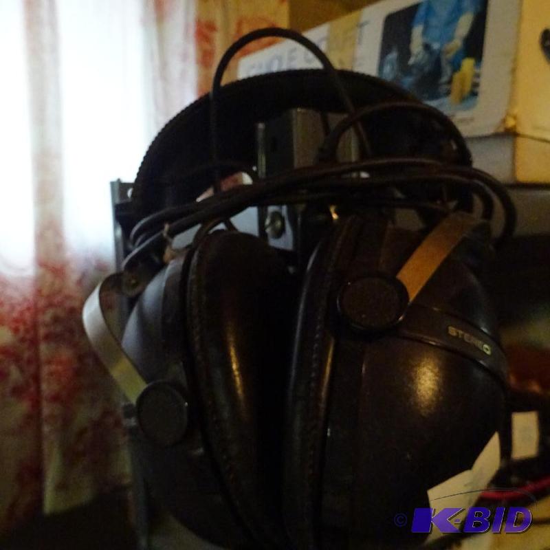 lot 114 image: Pioneer Stero Head Phones SE-205...
