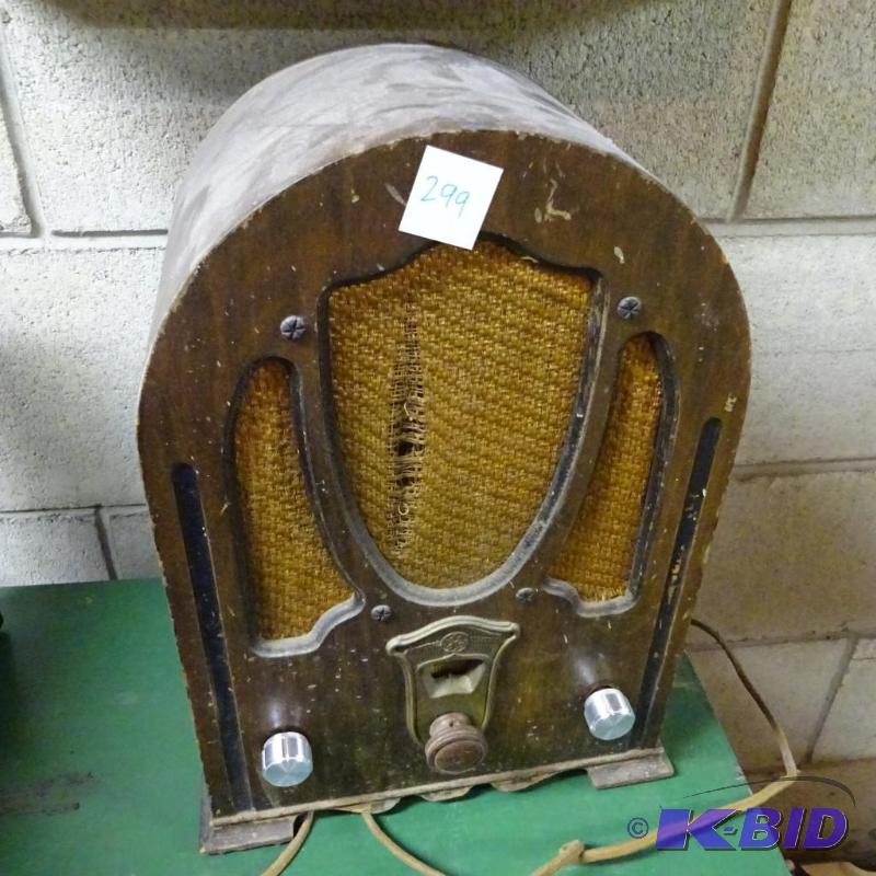 lot 299 image: GE Vintage Radio T-12...