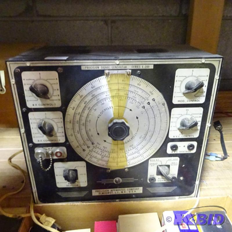lot 33 image: Precision Signal Generator Series E-200...