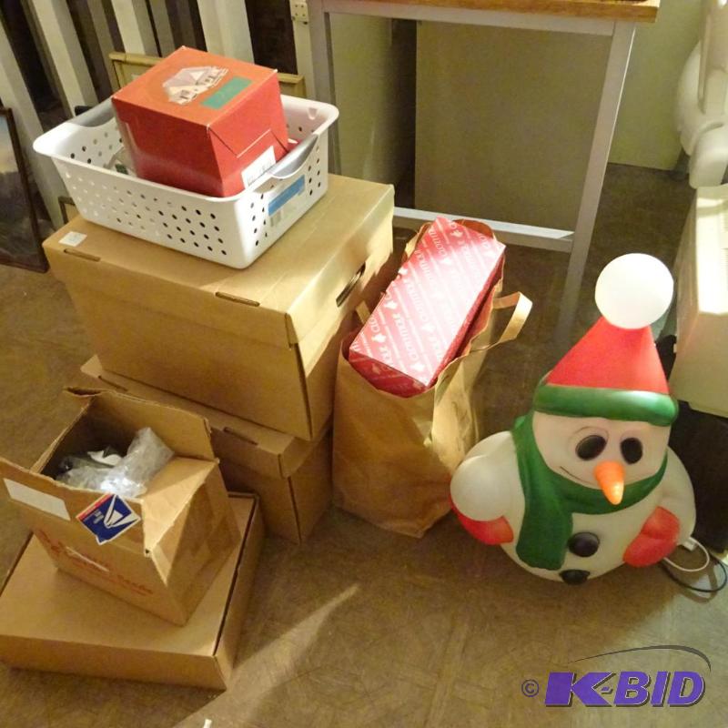 lot 365 image: Large Lot of Misc Christmas Decor...