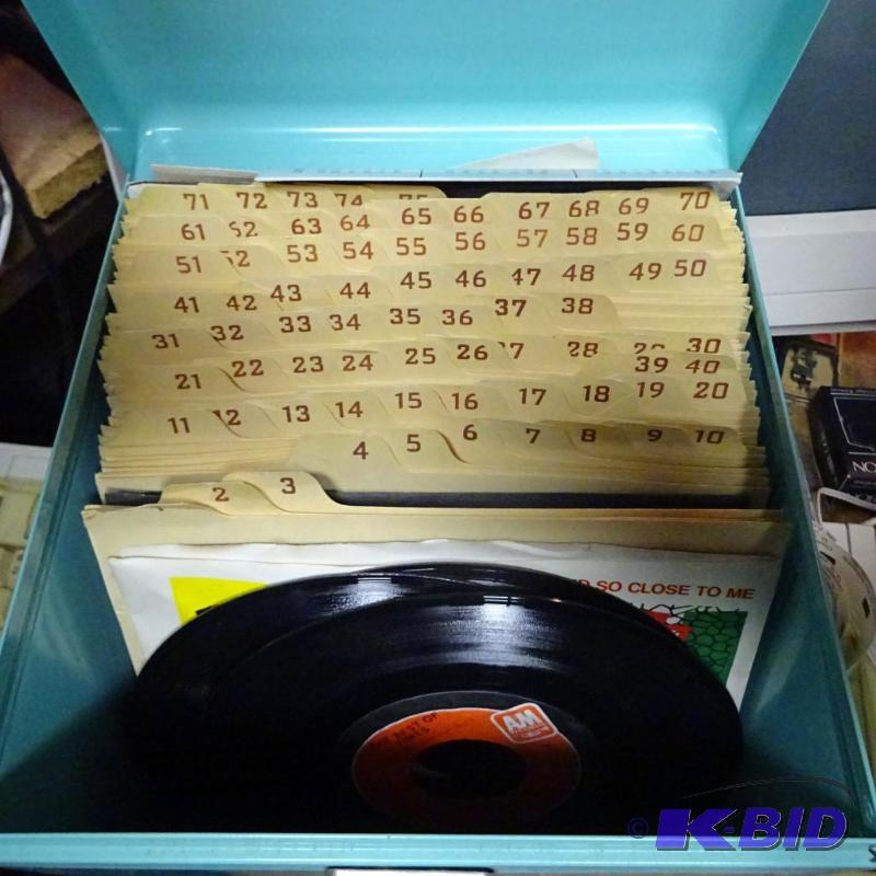 lot 37 image: Metal Carrying Case of 45s 24 Records...