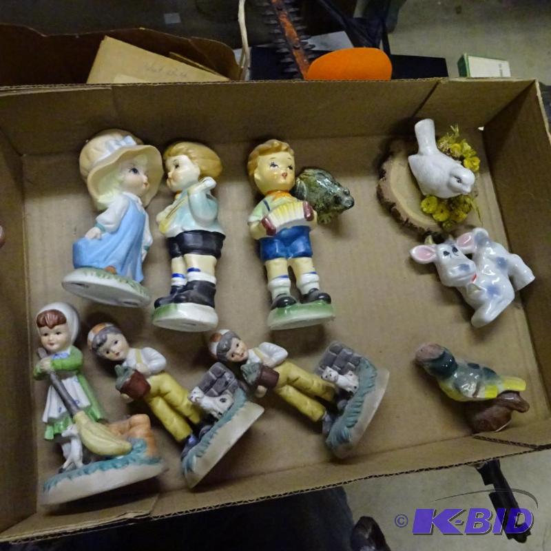 lot 372 image: Misc Collectors Figurines...