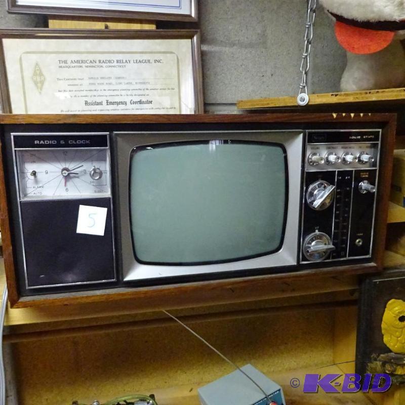 lot 5 image: Vitage Sears Solid State AM FM Radio with Bui...