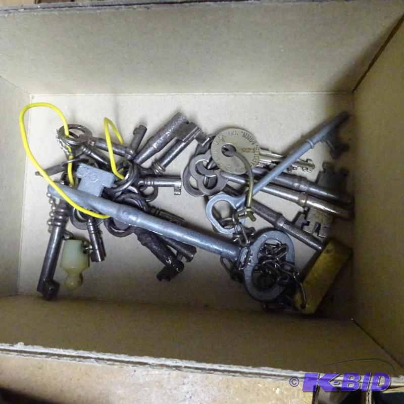 lot 55 image: Boxof Misc Skelton Keys...