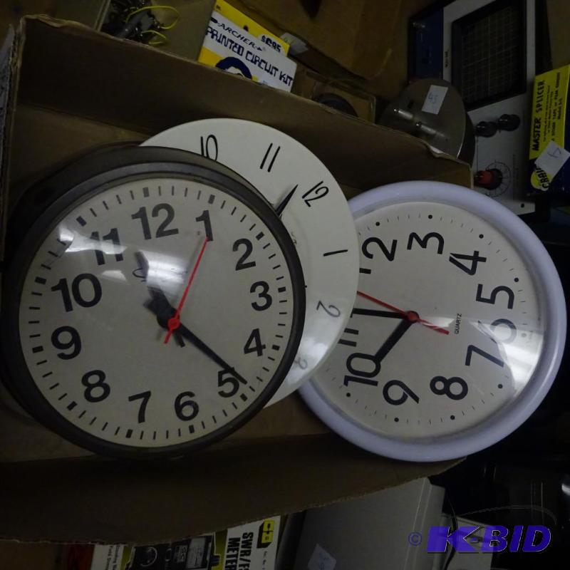 lot 76 image: 2 Battery and 1 Electric Clock...
