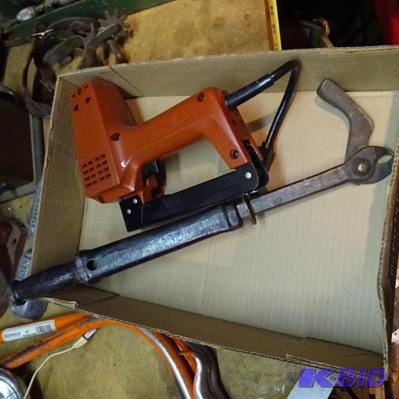 lot 190 image: Electric Stapler and Slide Nail Puller...