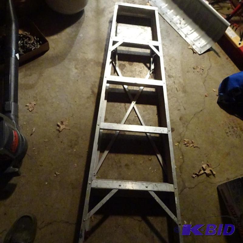 lot 199 image: 5 Aluminum Step Ladder...