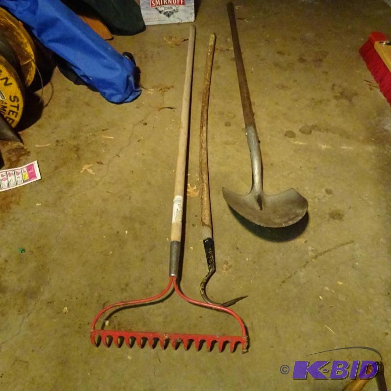 lot 204 image: Garden Rack Shovels. Weeker...