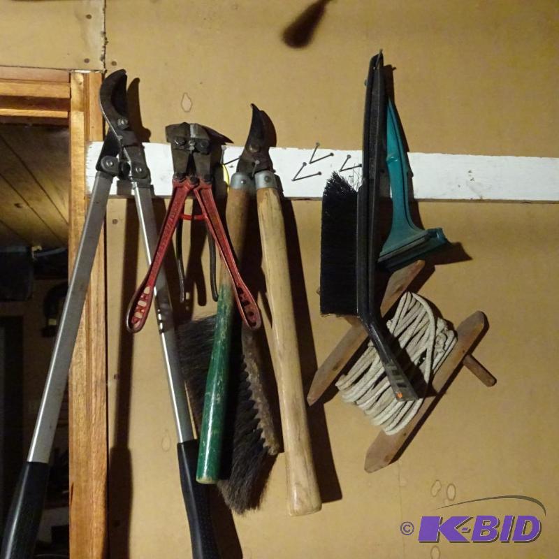 lot 264 image: Fence Pliers. Bolt Cutter Tree Pruners and Mo...