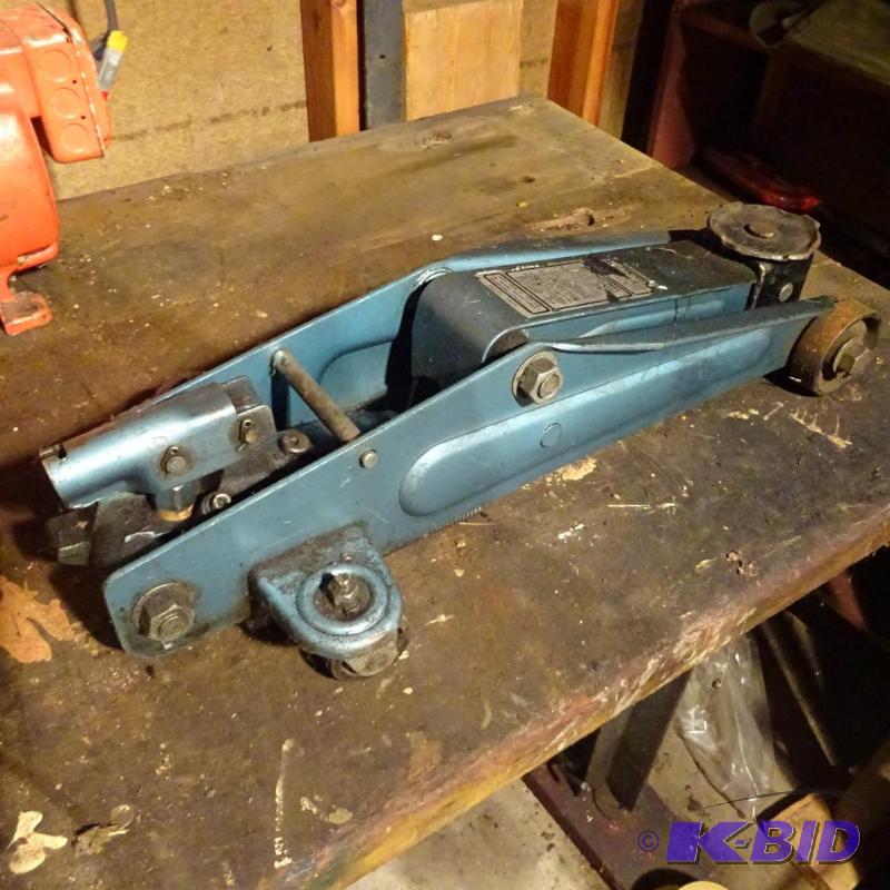 lot 28 image: Trolley Jack. No Handle Works...