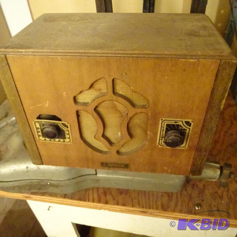 lot 286 image: Vintage Majestic Radio...