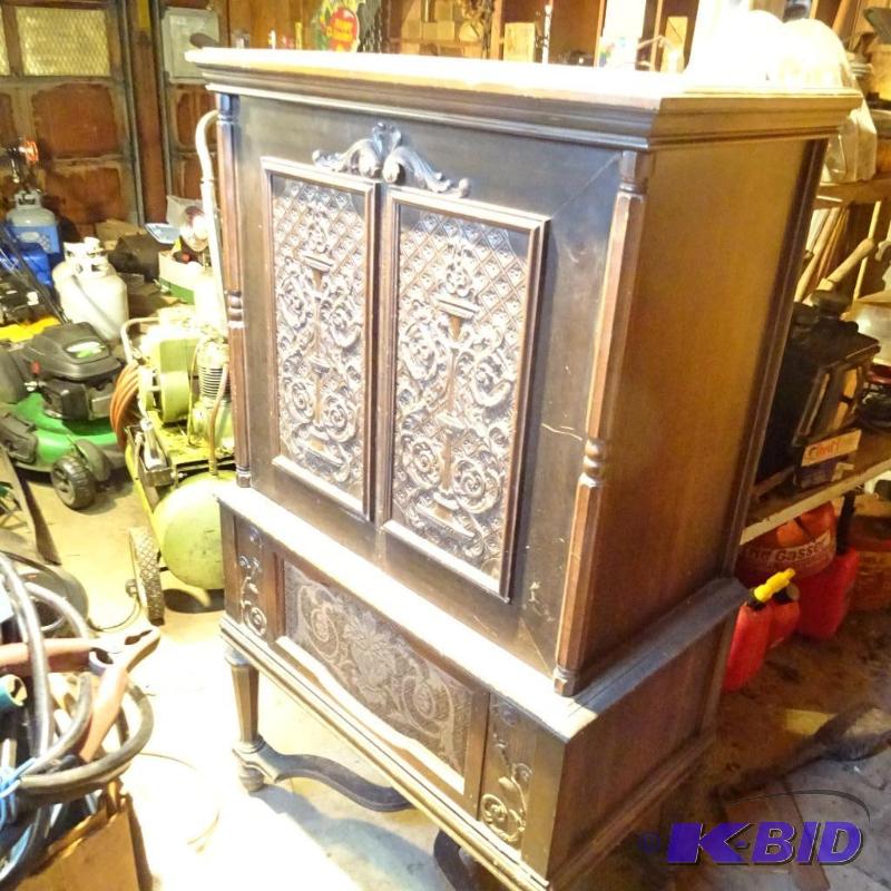 lot 3 image: VIctor Radio Electrola. Phonograph and Radio....