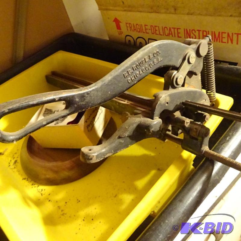 lot 305 image: Vintage Bench Mount Lead Cutter...