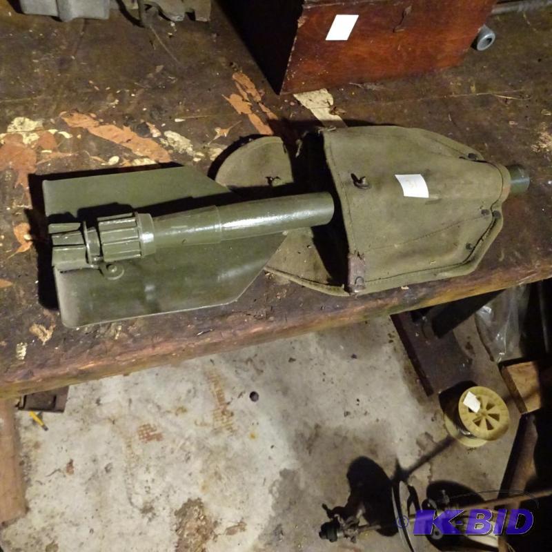lot 31 image: Vintage Army Shovel...