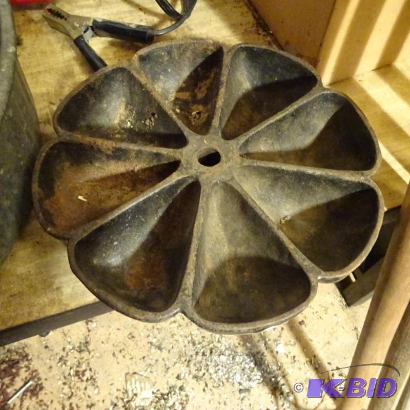 lot 315 image: Lead Mold...