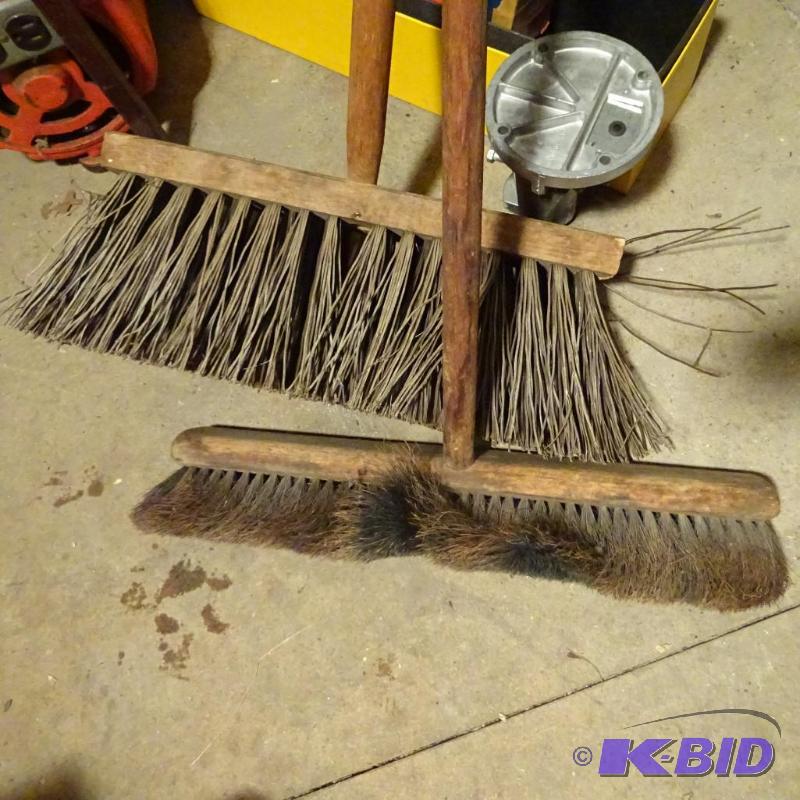 lot 321 image: 2 Brooms...