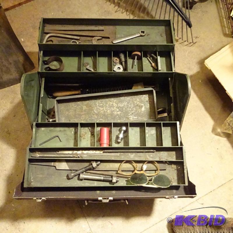 lot 323 image: Vintage Metal Tool Box...