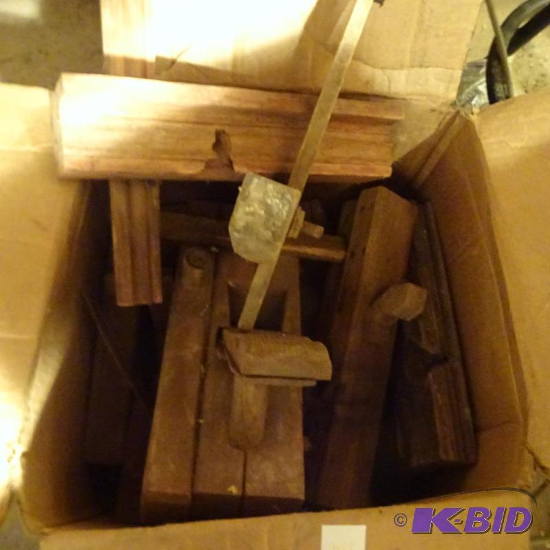 lot 334 image: Box of Antique Hand Planes. Not all have Blad...