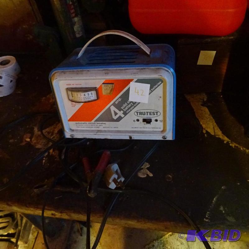 lot 42 image: Gad 12 Volt Battery Charger...