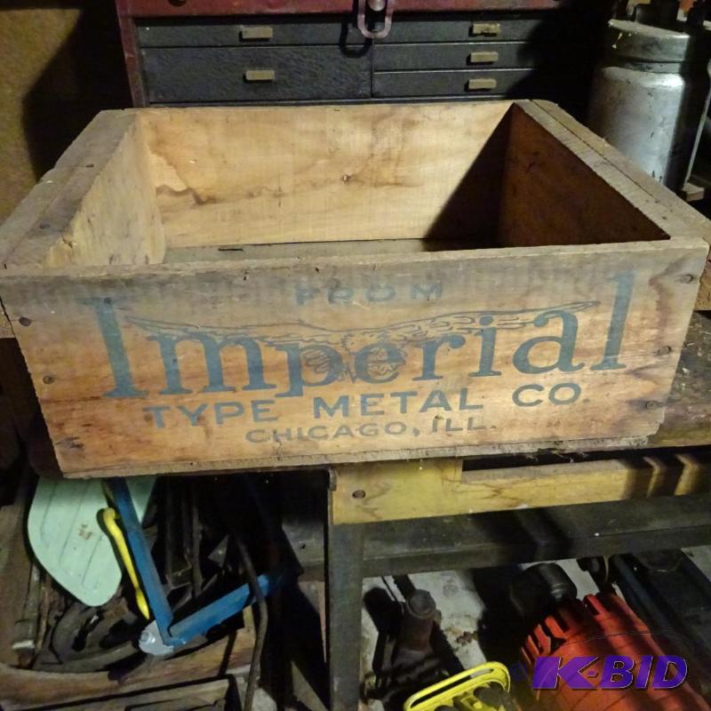 lot 7 image: Vintage Wood Box...