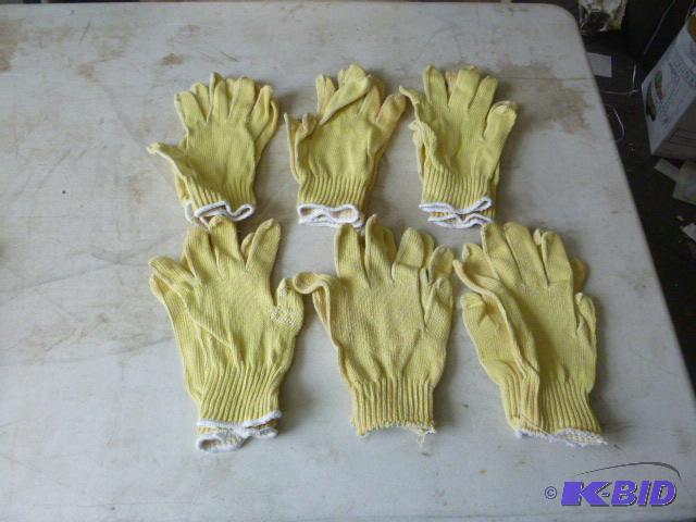 6 Pairs of Gloves One size fits all....