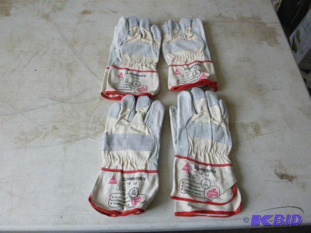 4 Pairs of Gloves Leather and cloth, size lar...