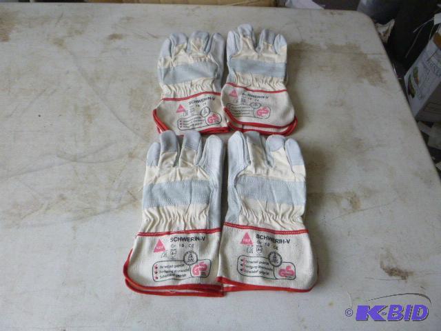4 Pairs of Gloves Leather and cloth, size lar...