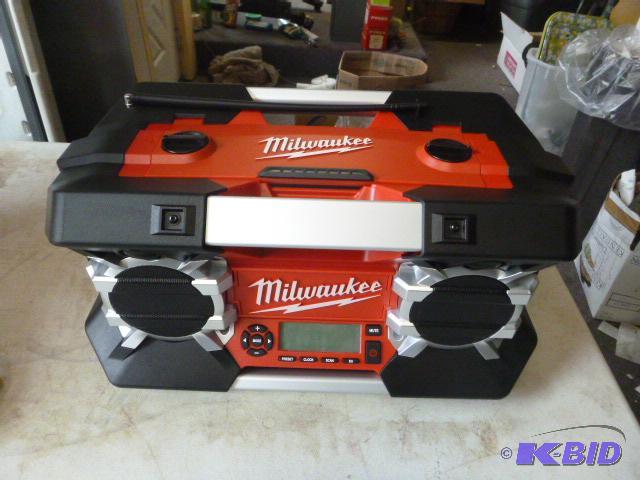 Milwaukee Job Site Radio M-18 2790-20 - USB p...