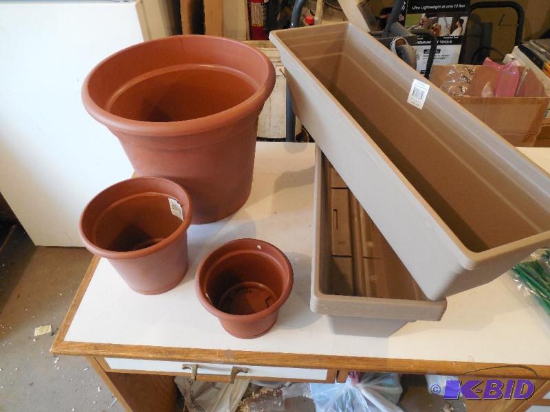 8 piece plastic planter lot