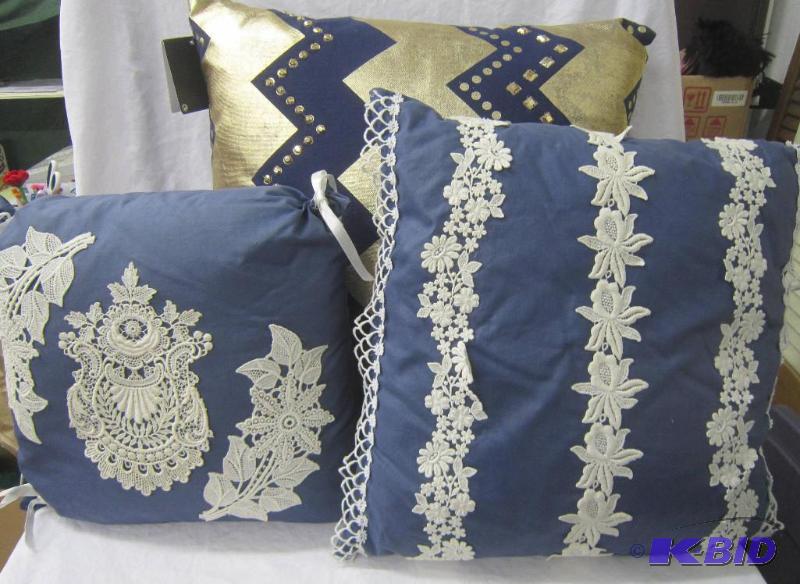 lot 387 image: 3 Pillows - Blue