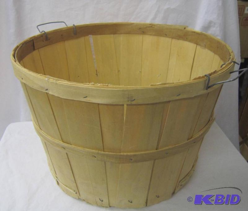 lot 388 image: Bushel Basket for Apples or Towels 18 across, 1 foot high