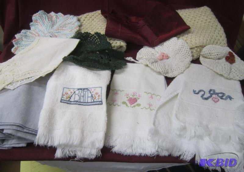 lot 470 image: Box Lot - Linens