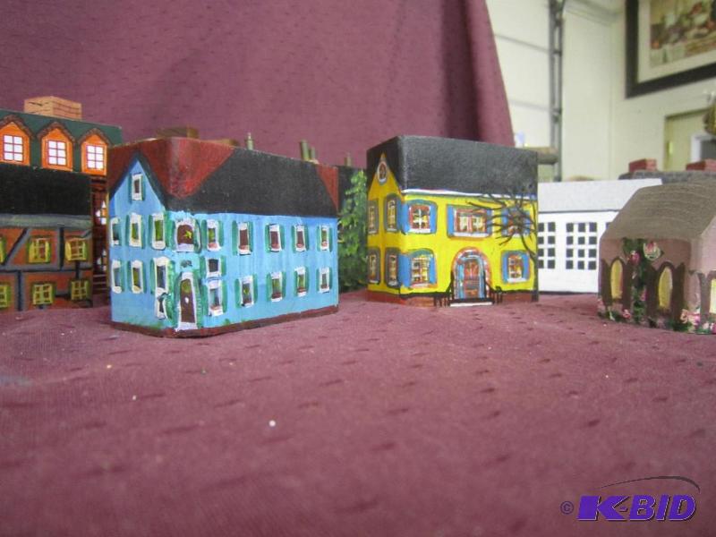 lot 475 image: BOX LOT - 25 Little Wood Hand Painted House and Flag