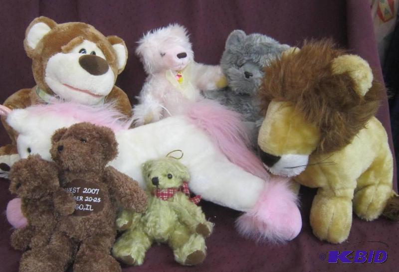 lot 487 image: Stuffed Animal Box Lot  Unicorn, Bears, Kitty, Lion, ETC