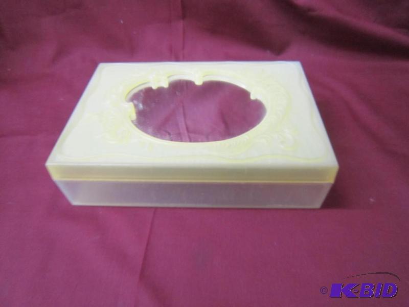 lot 514 image: Vintage Dresser Box