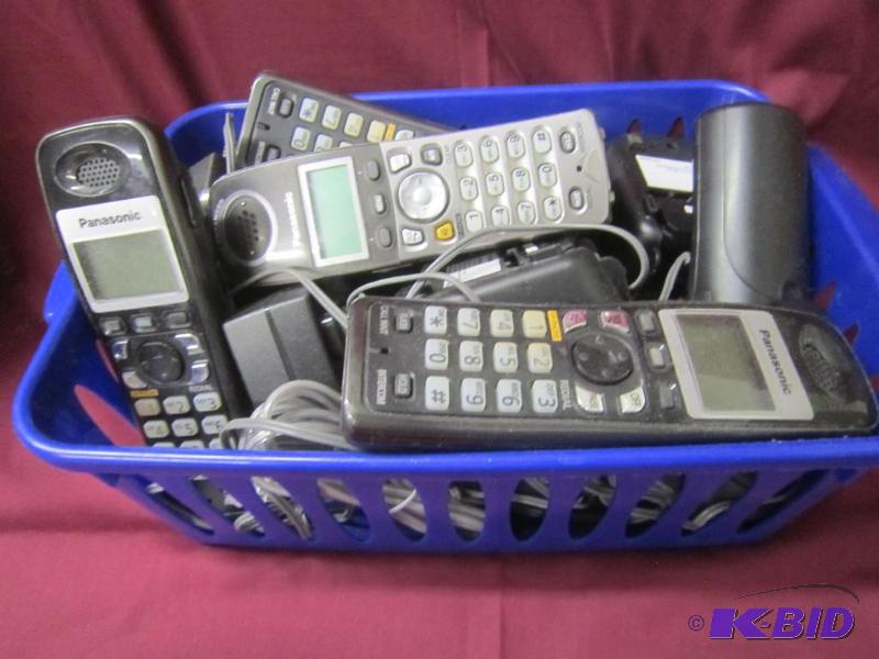lot 520 image: Bot Lot of Phones Charges Etc