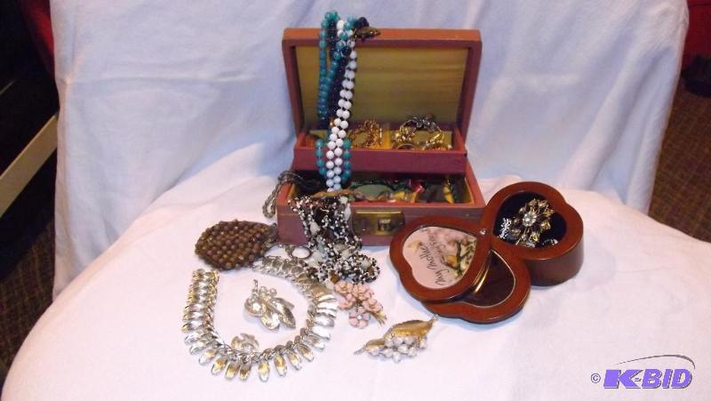 Vintage Jewelry items and jewlery boxes. Broo...